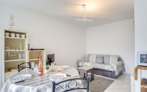 Dinard 188: Kamer, Meubilair, Eigendom, Interieur Ontwerp, Onroerend Goed, Geel, Gebouw, Verdieping, Huis, Tafel