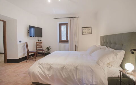 Cantiniere: Slaapkamer, Bed, Kamer, Meubilair, Laken, Eigendom, Bedding, Bed Frame, Verdieping, Muur