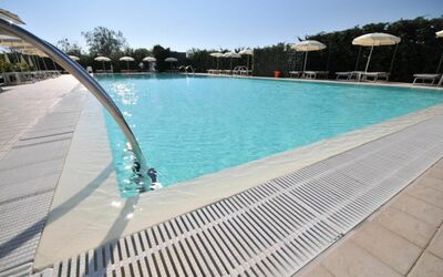 Lido Degli Estensi: Zwembad, Eigendom, Toevlucht, Vrije Tijd, Onroerend Goed, Vakantie, Gebouw, Architectuur, Recreatiecentrum, Hotel
