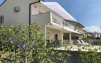 Villa Gustav: Huis, Woongebied, Eigendom, Huis, Architectuur, Gebouw, Onroerend Goed, Buurt, Facade, Boom