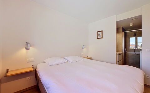 Wanderlust with Garage: Interieur Ontwerp, Bed, Flooring, Verdieping, Muur, Slaapkamer, Meubilair, Hout, Plafond, Kamer
