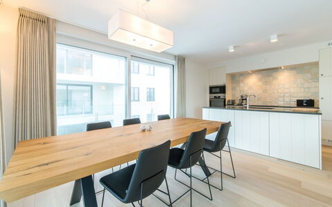 Wanderlust with Garage: Kamer, Eigendom, Meubilair, Interieur Ontwerp, Gebouw, Onroerend Goed, Tafel, Hardwood, Geel, Houten Vloer