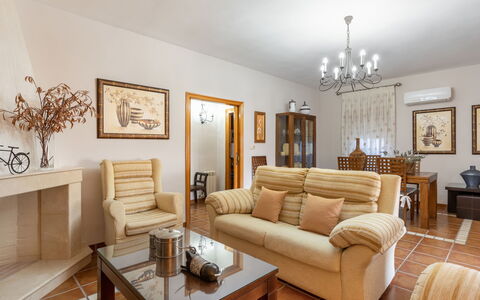 Villa San Vicente: Fotolijst, Tafel, Bankstel, Meubilair, Eigendom, Hout, Interieur Ontwerp, Verlichting, Slaapbank, Woonkamer