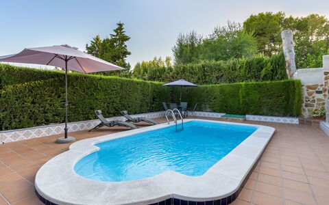 Villa San Vicente: Water, Fabriek, Lucht, Eigendom, Zwembad, Azure, Boom, Buitenmeubels, Schaduw, Gebouw