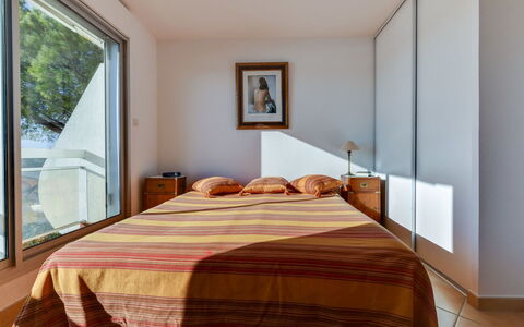Marinas Beach: Slaapkamer, Meubilair, Kamer, Bed, Eigendom, Laken, Verdieping, Bedding, Bed Frame, Interieur Ontwerp