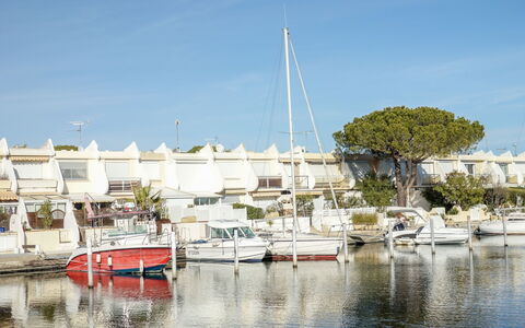 Marinas Beach: Jachthaven, Vervoer Over Water, Water, Lucht, Boot, Reflectie, Voertuig, Haven, Waterweg, Boom