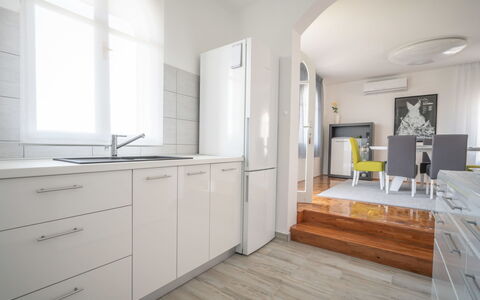 My Day House: Cabinetry, Countertop, Meubilair, Hout, Keuken, Flooring, Venster, Verdieping, Lade
