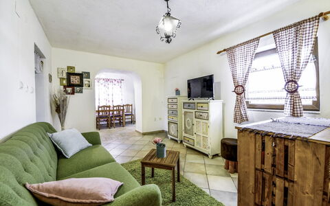 Marijana: Kamer, Meubilair, Eigendom, Groen, Interieur Ontwerp, Gebouw, Onroerend Goed, Huis, Geel, Plafond