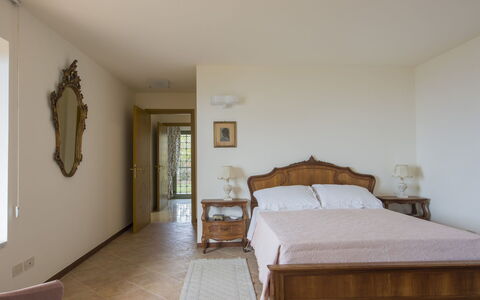 Delfina: Slaapkamer, Kamer, Meubilair, Bed, Eigendom, Verdieping, Laken, Bed Frame, Interieur Ontwerp, Muur