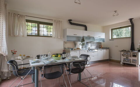 Delfina: Eigendom, Kamer, Meubilair, Gebouw, Verdieping, Interieur Ontwerp, Plafond, Huis, Tafel, Onroerend Goed