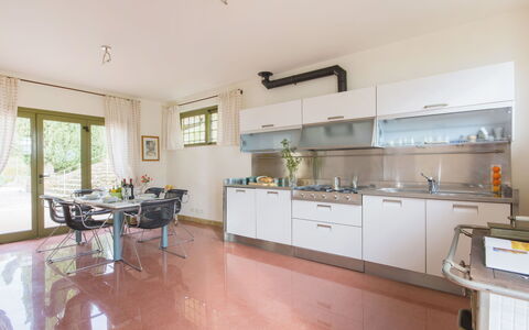 Delfina: Cabinetry, Eigendom, Countertop, Venster, Gebouw, Toestel Van De Keuken, Kamerplant, Hout, Keuken, Interieur Ontwerp
