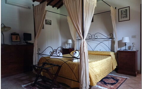 Villetta Di Cortona: Gebouw, Eigendom, Comfort, Bed Frame, Hout, Huis, Lamp, Interieur Ontwerp, Verdieping, Schaduw