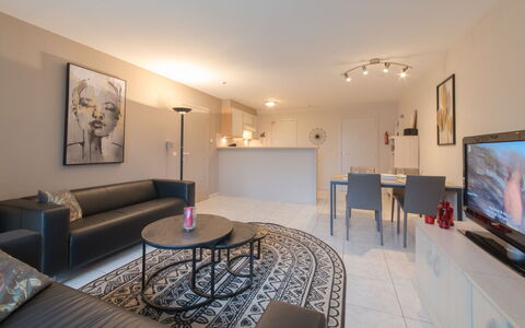 De Vakantieduinen Aan Zee: Meubilair, Eigendom, Tafel, Gebouw, Bankstel, Fotolijst, Comfort, Televisie, Verlichting, Woonkamer
