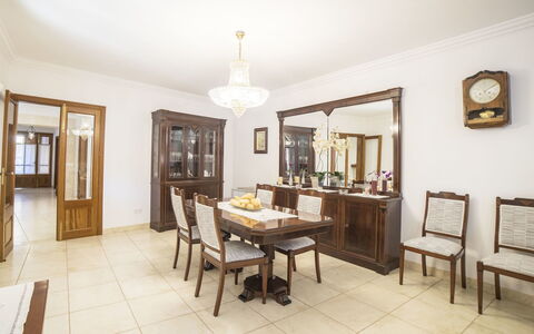 Son Trobat: Eigendom, Kamer, Meubilair, Interieur Ontwerp, Gebouw, Eetkamer, Onroerend Goed, Huis, Tafel, Geel