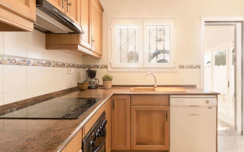 El Dorado Playa - Villa Degas: Bruin, Countertop, Cabinetry, Wastafel, Gootsteen, Kraan, Eigendom, Meubilair, Gebouw, Keuken