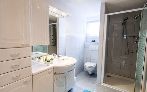 Reny: Badkamer, Kamer, Eigendom, Interieur Ontwerp, Badkamerkast, Meubilair, Badkamer Accessoire, Gebouw, Tegel, Onroerend Goed