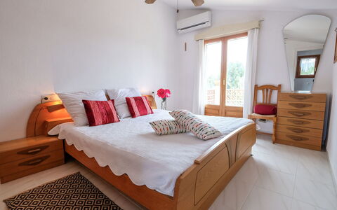 Reny: Slaapkamer, Meubilair, Bed, Kamer, Eigendom, Laken, Interieur Ontwerp, Bed Frame, Matras, Bedding