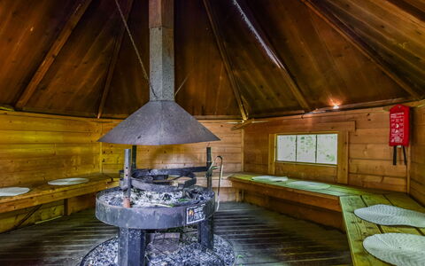 Palttala: Meubilair, Stoel, Buitenmeubels, Tafel, Hout, Buitentafel, Keuken En Eettafel, Schaduw, Tuin, Paraplu