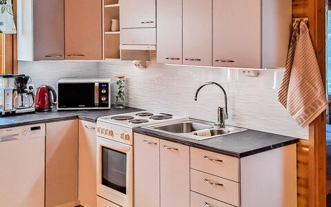Kesäranta: Toestel Van De Keuken, Keuken, Countertop, Cabinetry, Major Appliance, Gootsteen, Huishoudapparatuur, Hout, Meubilair, Interieur Ontwerp