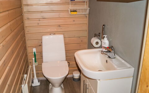 Kesäranta: Wc Bril, Toilet, Flooring, Loodgieterswerkinrichting, Hout, Verdieping, Badkamer, Loodgieter, Interieur Ontwerp, Wastafel