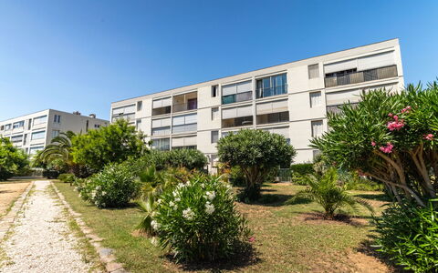 Les Roses Lauriers: Lucht, Fabriek, Bloem, Gebouw, Dag, Venster, Land Lot, Architectuur, Stedelijk Ontwerp, Buurt