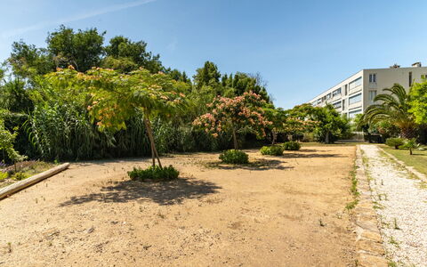 Les Roses Lauriers: Fabriek, Lucht, Ecoregio, Gebouw, Land Lot, Weg Oppervlak, Boom, Natuurlijk Landschap, Landschap, Landelijk Gebied