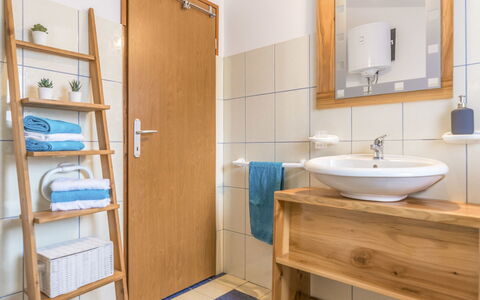Cetina: Badkamer, Kamer, Eigendom, Badkamerkast, Meubilair, Interieur Ontwerp, Gebouw, Badkamer Accessoire, Onroerend Goed, Huis