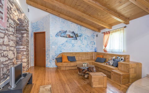 Cetina: Kamer, Eigendom, Gebouw, Interieur Ontwerp, Meubilair, Houten Vloer, Plafond, Woonkamer, Muur, Verdieping