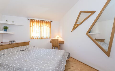 Cetina: Slaapkamer, Bed, Kamer, Meubilair, Eigendom, Interieur Ontwerp, Bed Frame, Laken, Zolder, Muur
