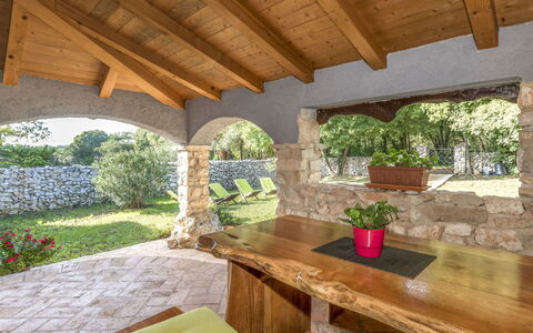 Cetina: Eigendom, Gebouw, Kamer, Huis, Onroerend Goed, Meubilair, Patio, Veranda, Backyard, Werf