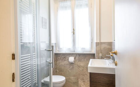 Madda: Eigendom, Loodgieterswerkinrichting, Badkamer, Wastafel, Gebouw, Hout, Interieur Ontwerp, Venster, Kraan