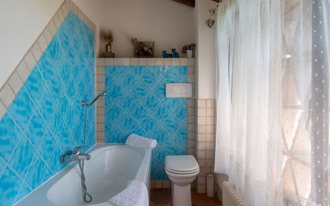 Villa Alba: Badkamer, Eigendom, Kamer, Blauw, Verdieping, Turkoois, Interieur Ontwerp, Bad, Muur, Gordijn