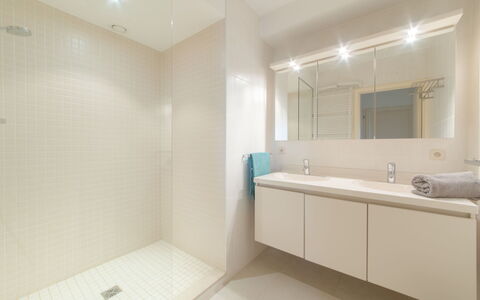 Bredene 730: Badkamer, Eigendom, Kamer, Bad, Onroerend Goed, Interieur Ontwerp, Tegel, Plafond, Gebouw, Architectuur