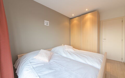 Bredene 730: Slaapkamer, Bed, Kamer, Eigendom, Meubilair, Laken, Bed Frame, Bedding, Verdieping, Muur