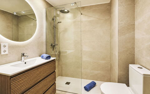 Vista al Mar: Flooring, Verdieping, Muur, Loodgieterswerkinrichting, Interieur Ontwerp, Badkamer, Badkamerkast, Toilet, Spiegel, Wastafel In De Badkamer