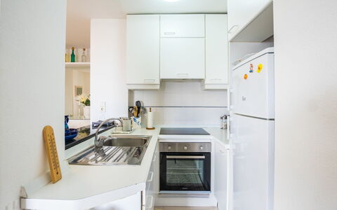 Vista al Mar: Eigendom, Kamer, Wit, Keuken, Countertop, Meubilair, Interieur Ontwerp, Huis, Gebouw, Geel