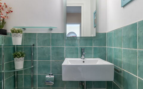 Bonica: Badkamer, Tegel, Kraan, Kamer, Eigendom, Turkoois, Ceramic, Badkamer Accessoire, Muur, Loodgieterswerkinrichting