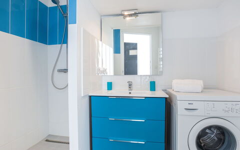 Roch Maria: Kamer, Blauw, Wasruimte, Badkamer, Turkoois, Eigendom, Azure, Meubilair, Wasdroger, Major Appliance