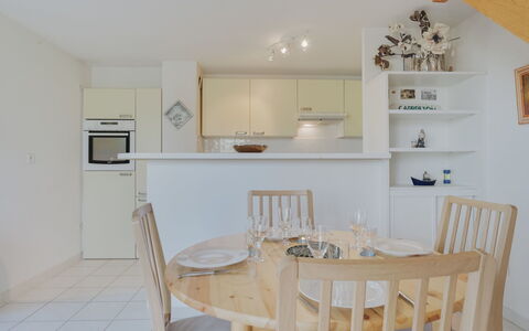 Les Écureuils: Meubilair, Eigendom, Tafel, Cabinetry, Hout, Stoel, Plank, Interieur Ontwerp, Verlichting, Countertop