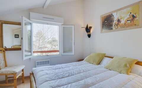 Les Écureuils: Meubilair, Eigendom, Gebouw, Fotolijst, Venster, Wit, Comfort, Azure, Interieur Ontwerp, Hout