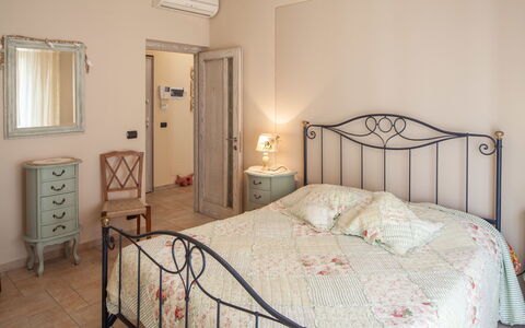Evelyn Apartment - Diano Marina: Slaapkamer, Bed, Kamer, Meubilair, Eigendom, Laken, Bed Frame, Bedding, Interieur Ontwerp, Verdieping