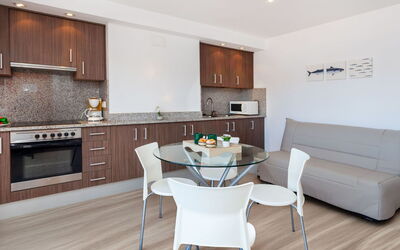 Blue Ocean 270.3: Meubilair, Flooring, Interieur Ontwerp, Hout, Verdieping, Tafel, Appartement, Houten Vloer, Keuken, Huis