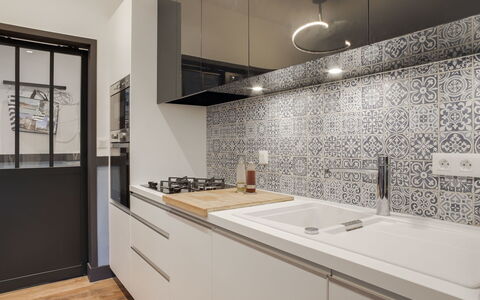 Dinard 189: Kraan, Loodgieterswerkinrichting, Wastafel, Eigendom, Cabinetry, Countertop, Badkamer, Gebouw, Hout, Badkamerkast