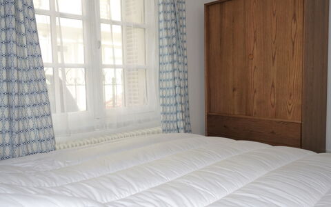 Dinard 189: Venster, Gebouw, Comfort, Hout, Schaduw, Huis, Interieur Ontwerp, Flooring, Bed Frame