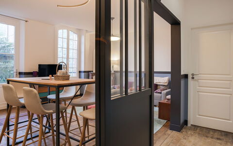 Dinard 189: Gebouw, Meubilair, Venster, Tafel, Stoel, Hout, Deur, Interieur Ontwerp, Schaduw
