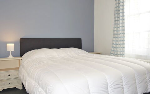 Dinard 189: Meubilair, Eigendom, Comfort, Licht, Gebouw, Hout, Bed Frame, Hoofdkussen, Textiel, Verlichting