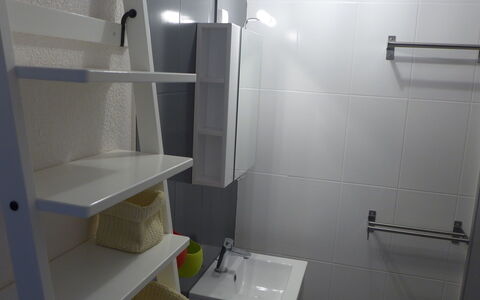 Le Barcarès 545: Wastafel, Kraan, Badkamer, Wastafel In De Badkamer, Gebouw, Loodgieterswerkinrichting, Flooring, Lijn, Verdieping