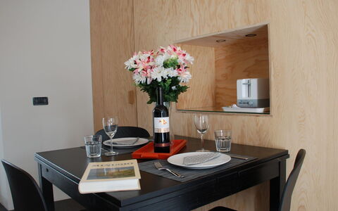 Rossella: Kamer, Eigendom, Tafel, Meubilair, Interieur Ontwerp, Koffietafel, Huis, Gebouw, Onroerend Goed, Eetkamer