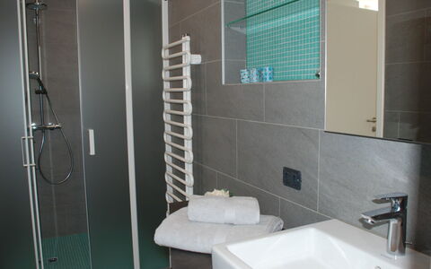 Rossella: Badkamer, Kamer, Tegel, Eigendom, Loodgieterswerkinrichting, Kraan, Muur, Glas, Architectuur, Badkamer Accessoire