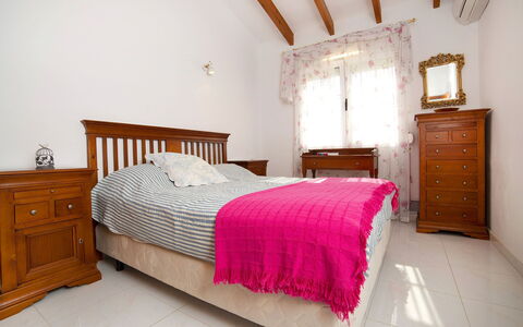 Nina Rose: Slaapkamer, Bed, Meubilair, Kamer, Laken, Eigendom, Bed Frame, Bedding, Interieur Ontwerp, Plafond